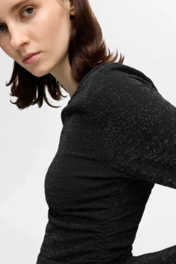 Vestido longo com glitter e decote em barco.