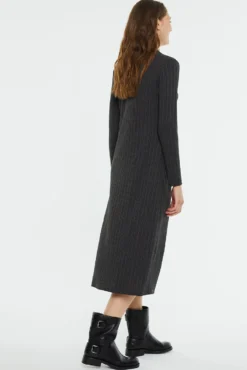 Vestido midi canelado com gola polo