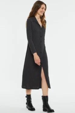 Vestido midi canelado com gola polo