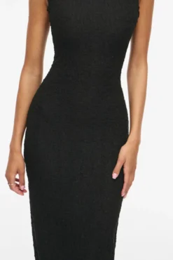 Vestido midi cintado sem mangas