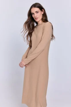 Vestido midi com bainha semi-aberta