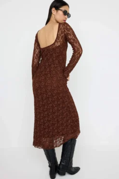 Vestido midi com costas abertas