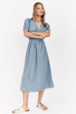 Vestido midi com decote nas costas