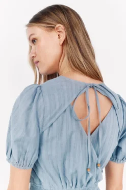 Vestido midi com decote nas costas