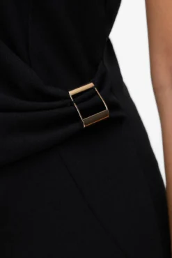 Vestido midi com detalhe de fivela