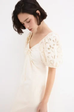 Vestido midi com mangas bordadas