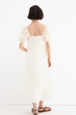 Vestido midi com mangas bordadas