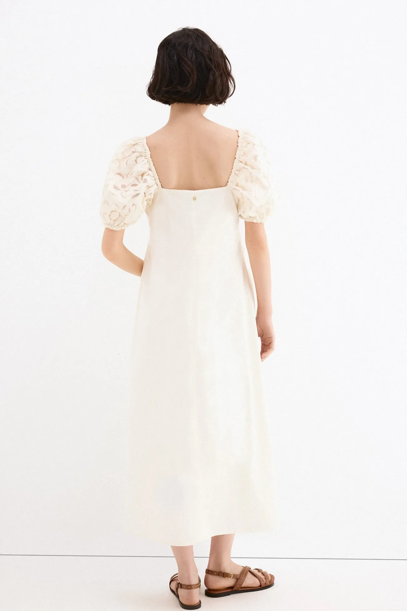 Vestido midi com mangas bordadas