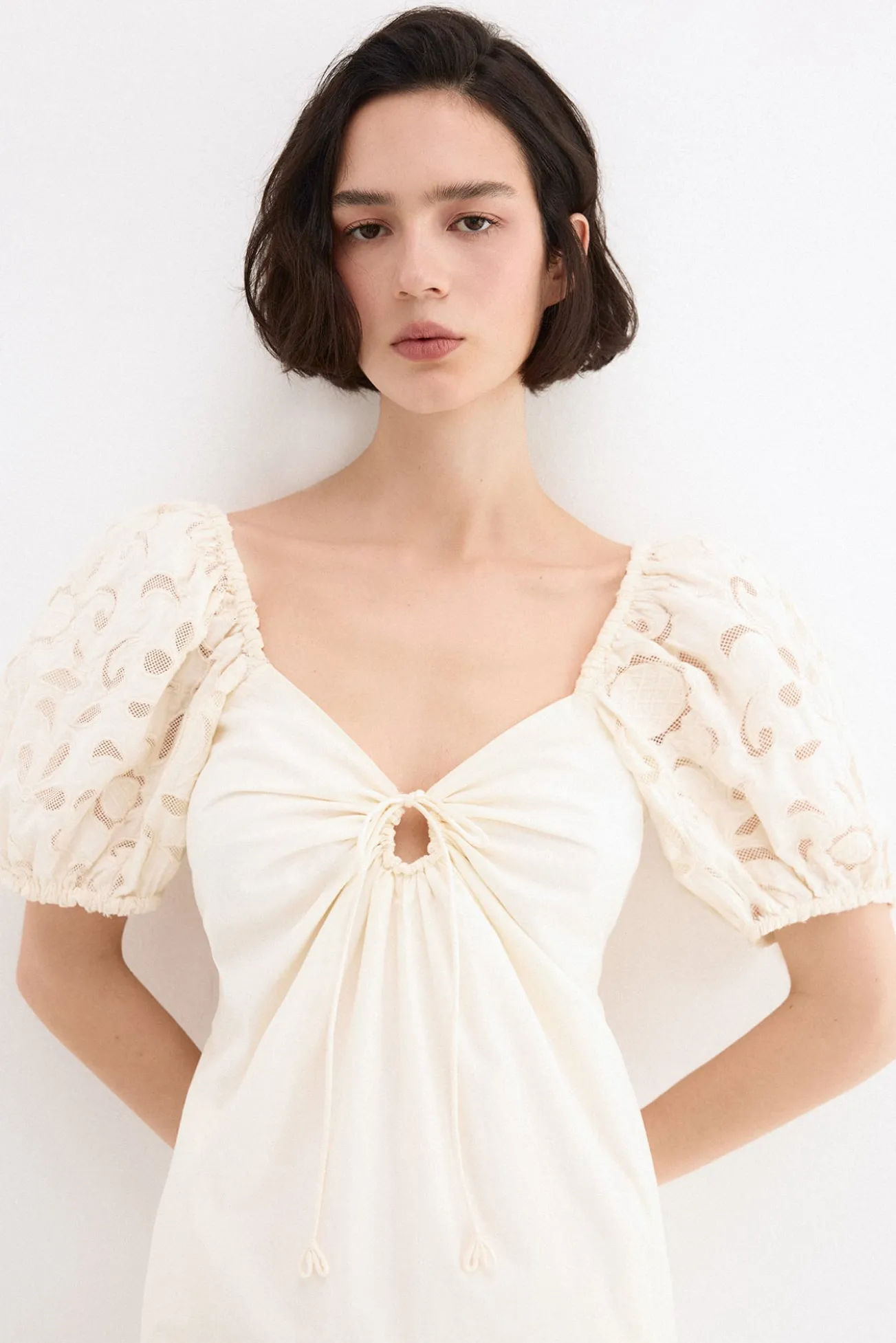Vestido midi com mangas bordadas
