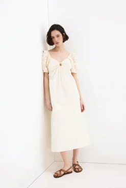Vestido midi com mangas bordadas