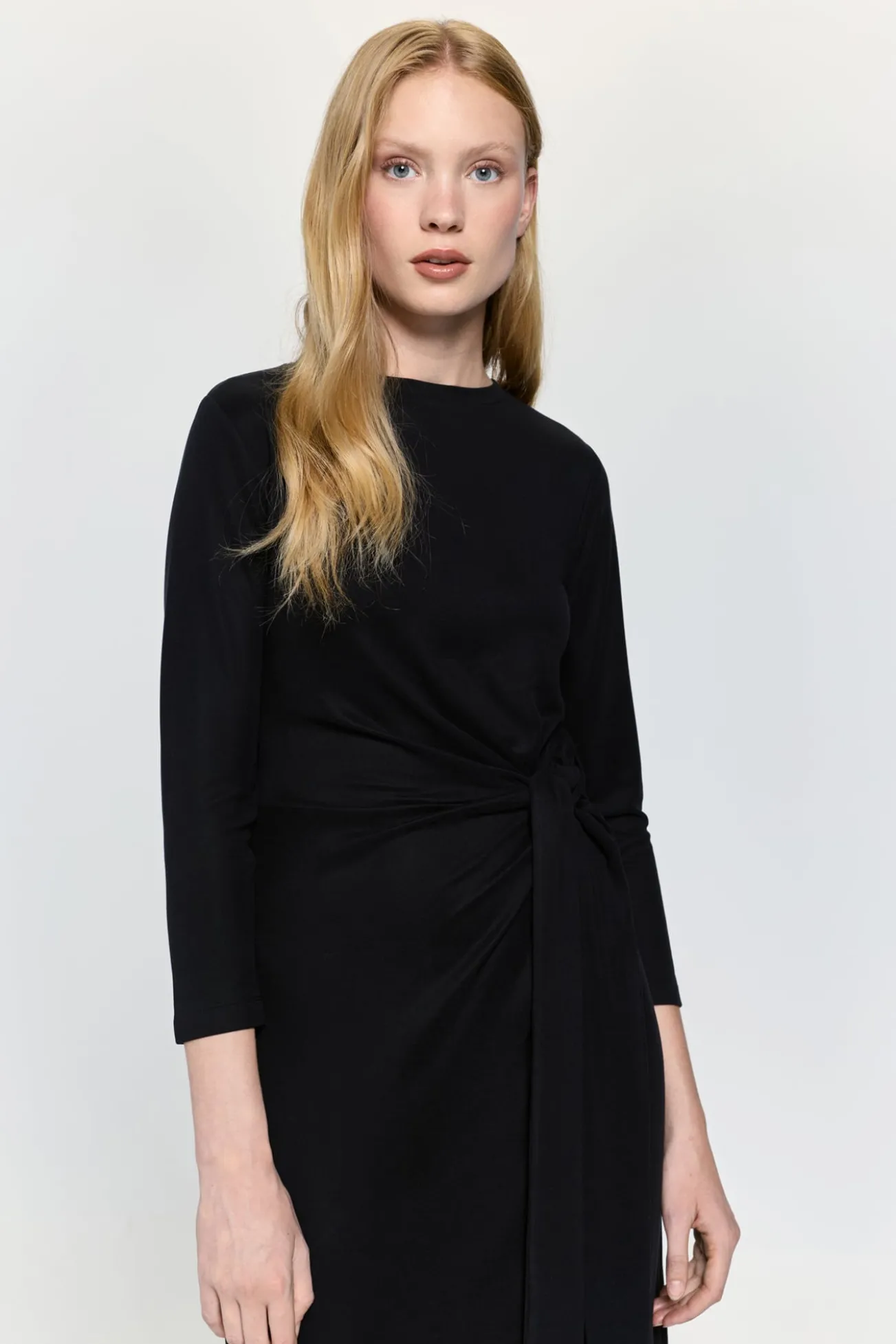 Vestido midi com toque de pêssego