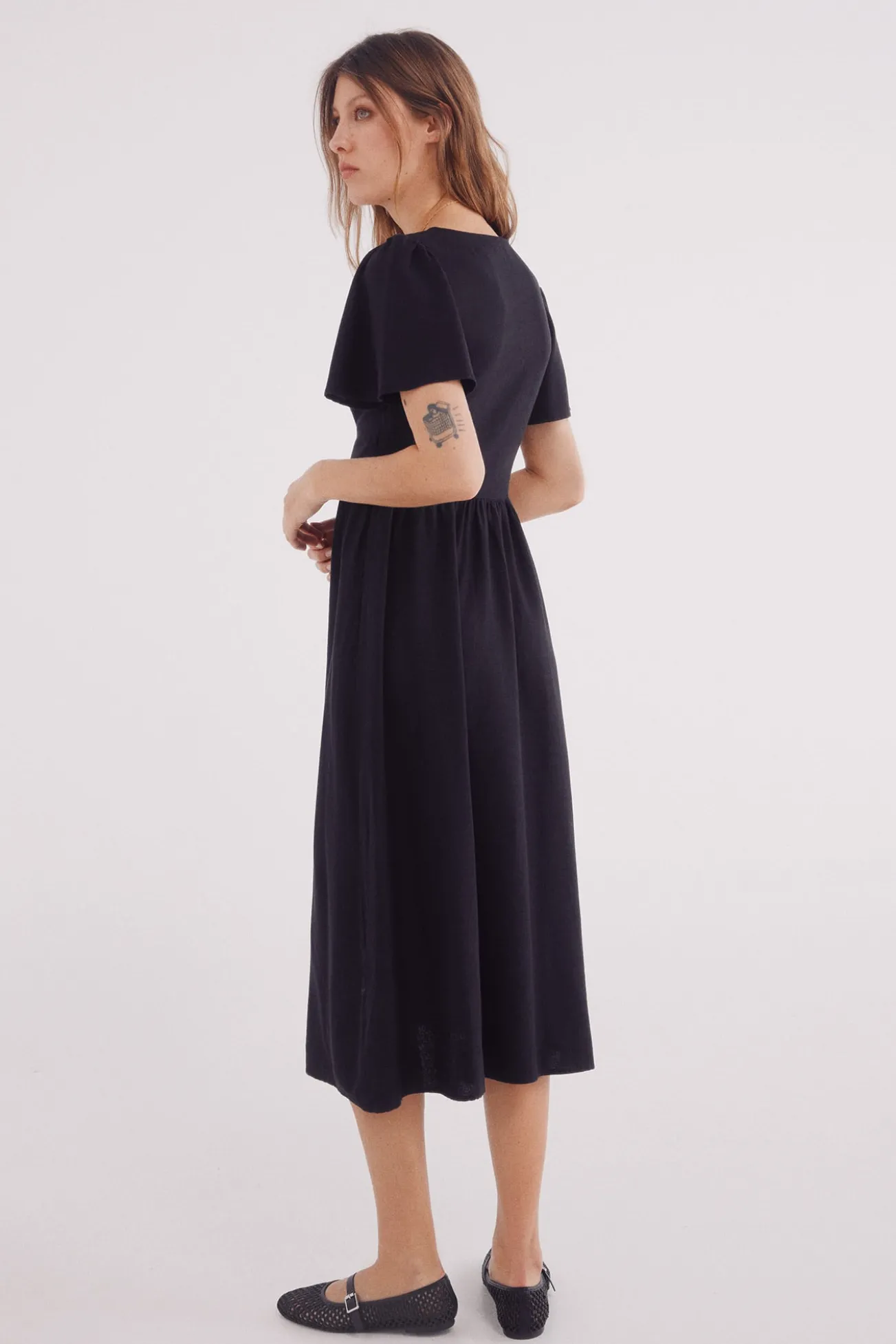 Vestido midi de decote com decote em linho