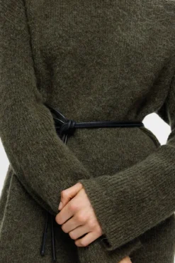 Vestido midi de gola alta confeccionado em lã Merino.