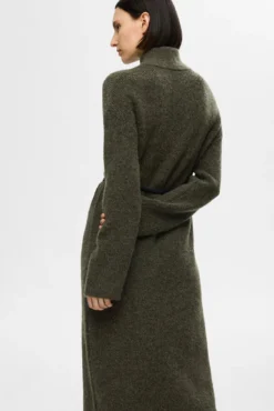 Vestido midi de gola alta confeccionado em lã Merino.