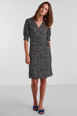 Vestido midi de manga curta.