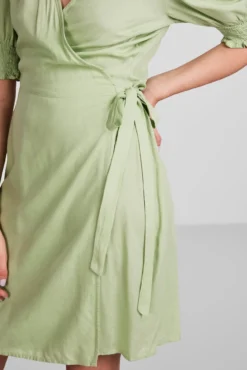 Vestido midi de manga curta.
