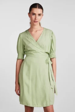 Vestido midi de manga curta.