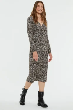Vestido midi estampado com argola no decote