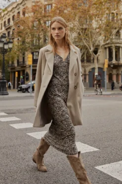 Vestido midi estampado com argola no decote