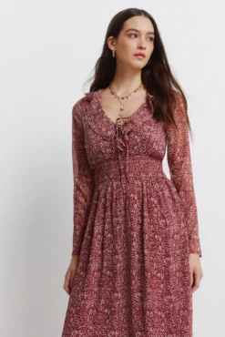 Vestido midi estampado com decote folho