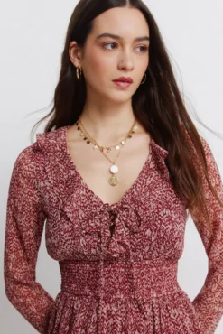 Vestido midi estampado com decote folho