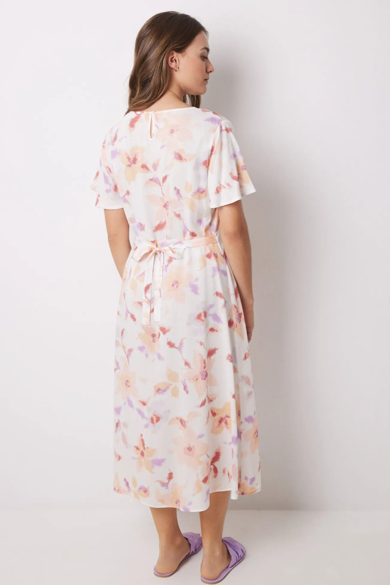 Vestido midi floral em viscose