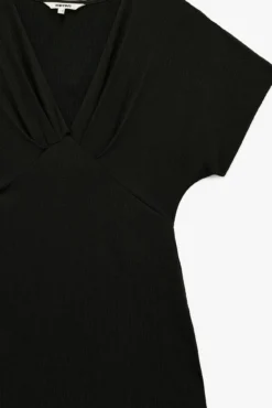 Vestido midi gola em bico
