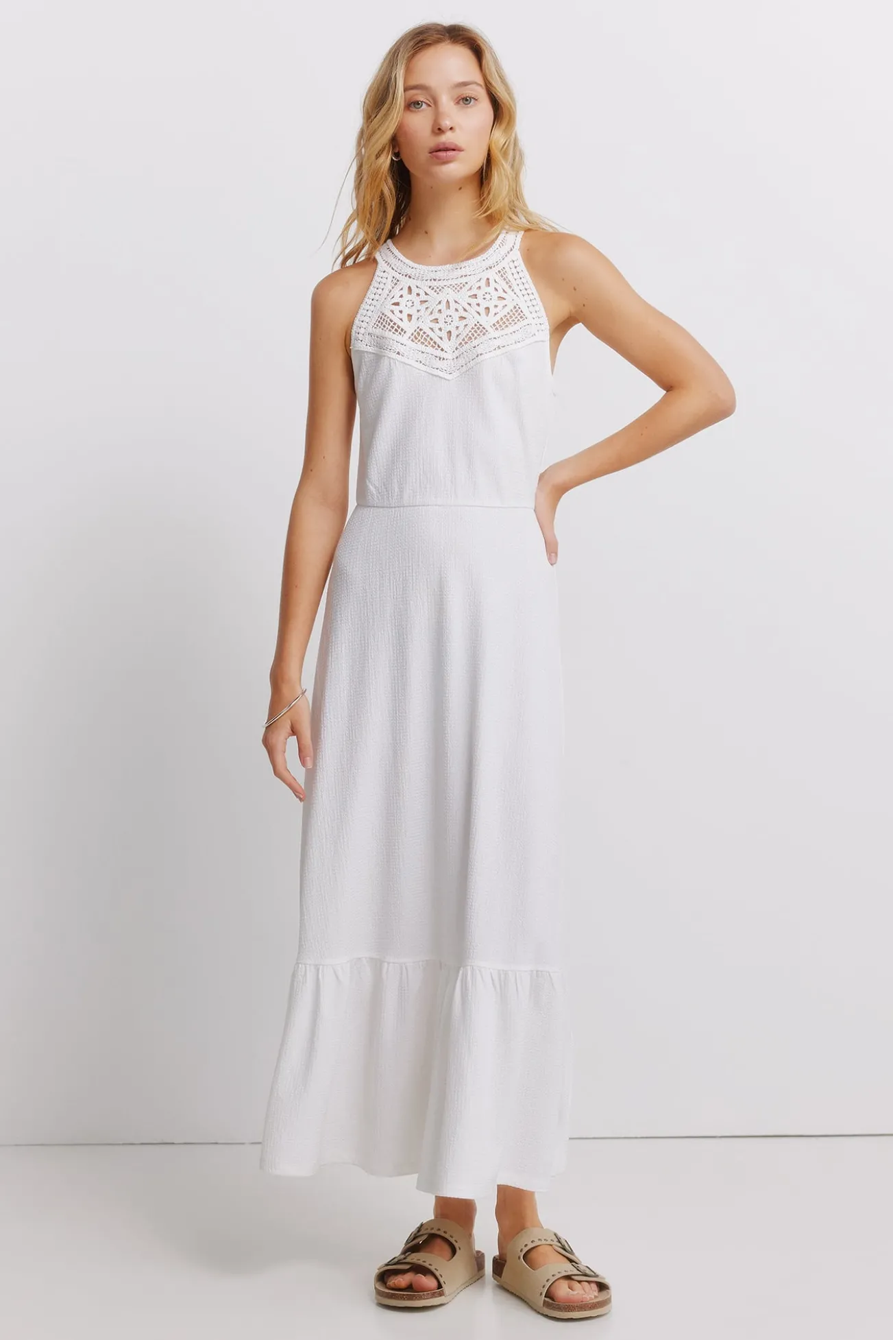 Vestido midi gola halter em crochet