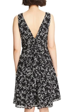 Vestido midi plissado sem mangas estampado abstrato