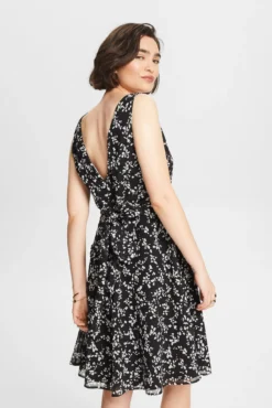 Vestido midi plissado sem mangas estampado abstrato