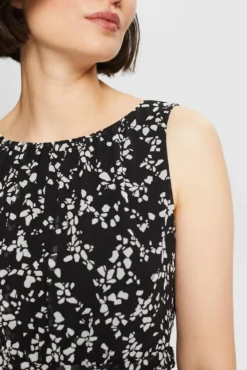 Vestido midi plissado sem mangas estampado abstrato