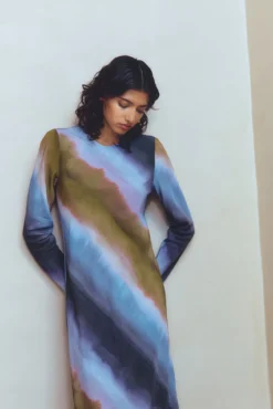 Vestido Midi Tie Dye confeccionado em viscose