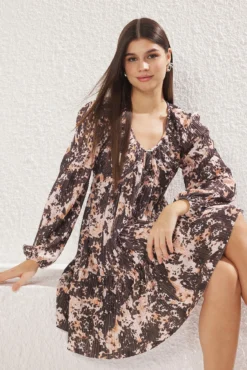 Vestido mini com folhos