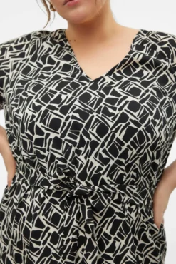 Vestido Plus Size Manga Curta