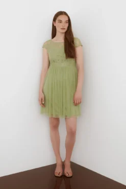 Vestido por curto de tule e renda