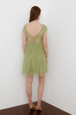 Vestido por curto de tule e renda
