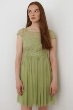 Vestido por curto de tule e renda